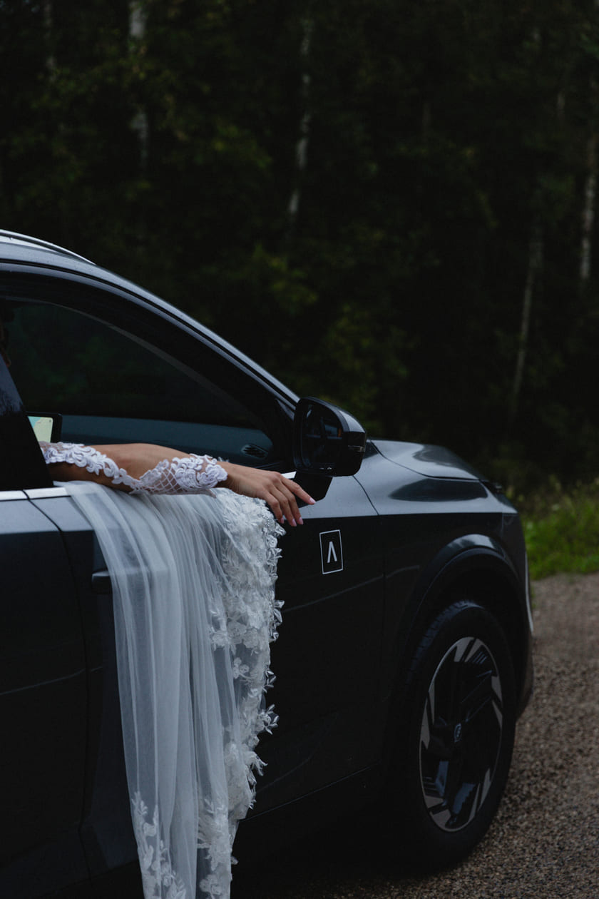 Automobilių nuoma ADMITA – NISSAN QASHQAI su vestuvine suknele pro langą