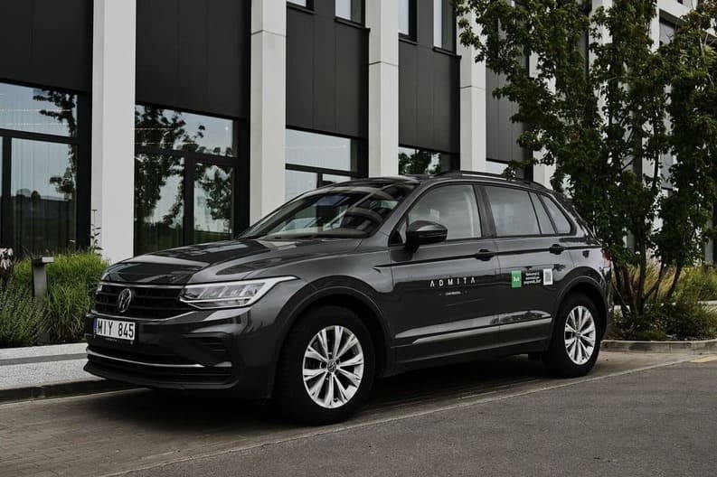 Ilgalaikė automobilių nuoma ADMITA ir BOLT DRIVE– Volkswagen automobilis prie verslo centro