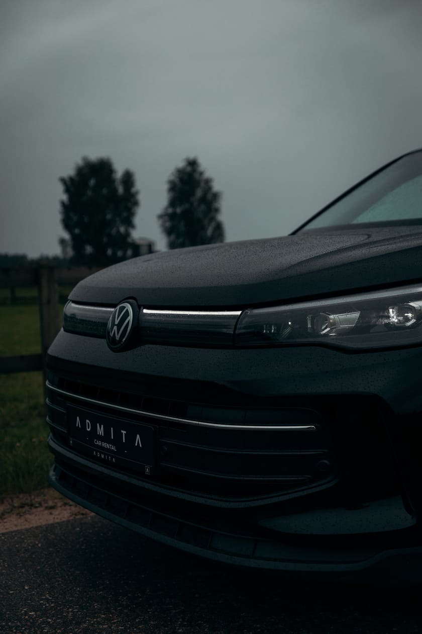 Automobilio nuoma ADMITA – Volkswagen automobilio priekis lietingu oru