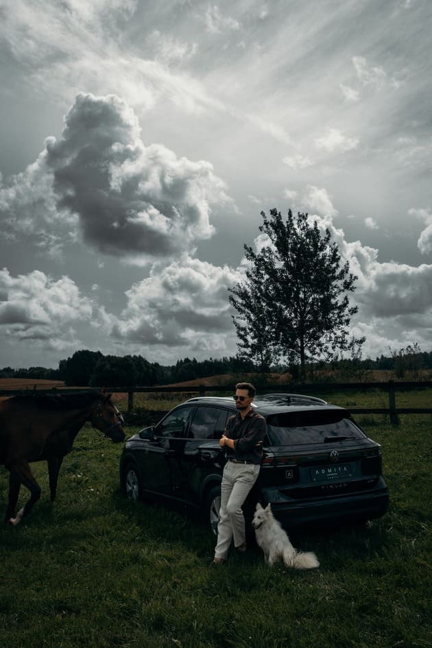 Automobilių nuoma ADMITA – nuomojamas Volkswagen automobilis gamtos apsuptyje