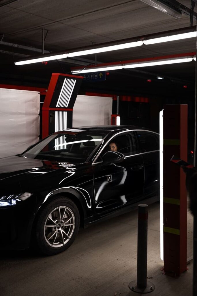 Automobilių nuoma su išmaniais patikros vartais – Išmanūs patikros vartai ir juodas Audi automobilis | ADMITA