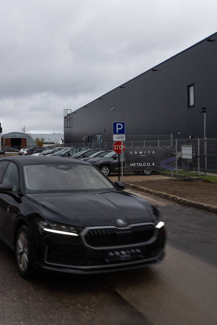 Parkavimas Vilniaus oro uoste ADMITAparking automobilių aikštelė Vilniuje su nuomojamais automobiliais | ADMITA