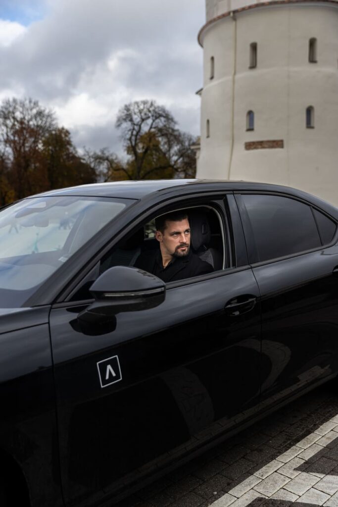 Kelionės nuomotu automobiliu Vilniuje su ADMITA – automobilis miesto aplinkoje