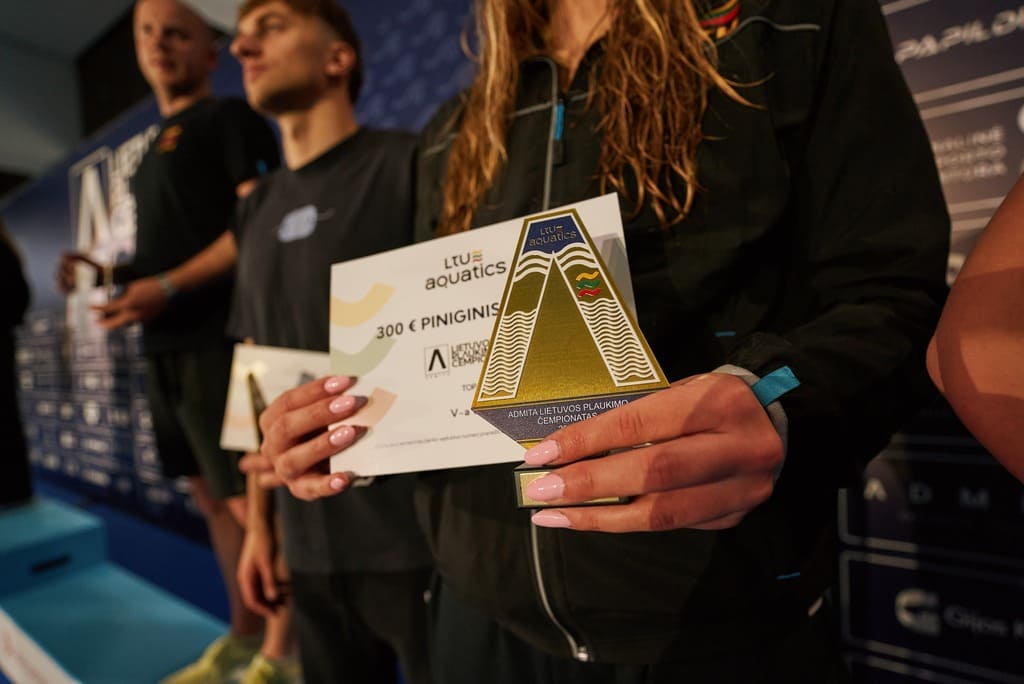 ADMITA Lietuvos plaukimo čempionatas Automobilių nuoma ADMITA – prizas ir medalis čempionate