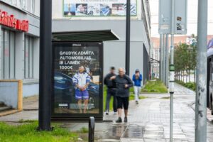ADMITA automobilių nuomos kampanijos stendas su kvietimu dalyvauti konkurse ir laimėti 1000 eurų