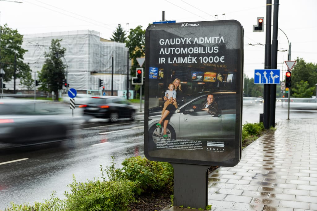 ADMITA reklamos kampanija Vilniaus gatvėje su kvietimu gaudyti automobilius ir laimėti 1000 eurų
