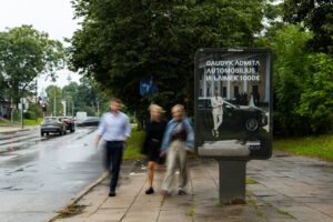 ADMITA reklaminis stendas Vilniuje, kviečiantis ieškoti automobilių su A ženklinimu