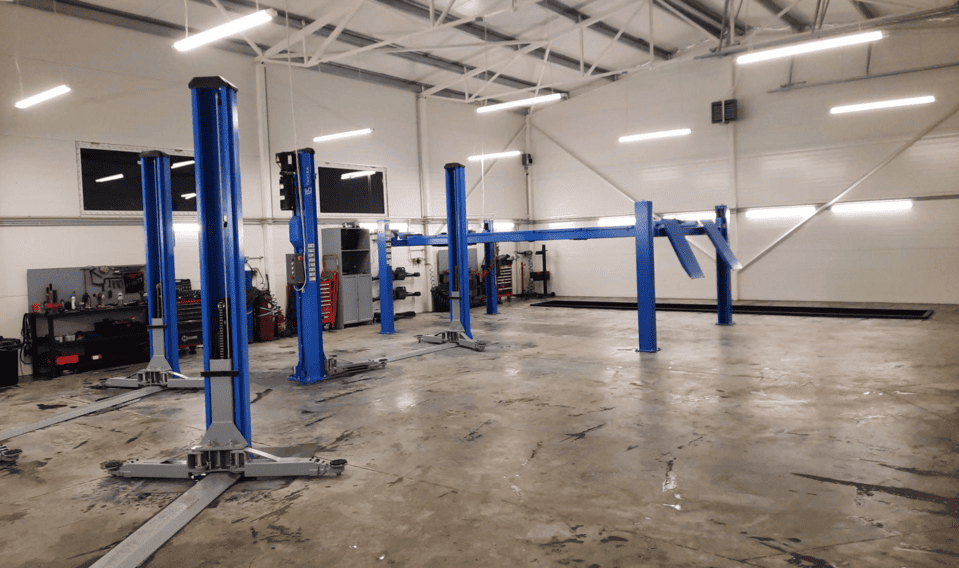 Modernus ADMITAmotors autoservisas. Autoservisai Vilniuje su profesionalia automobilių remonto įranga.